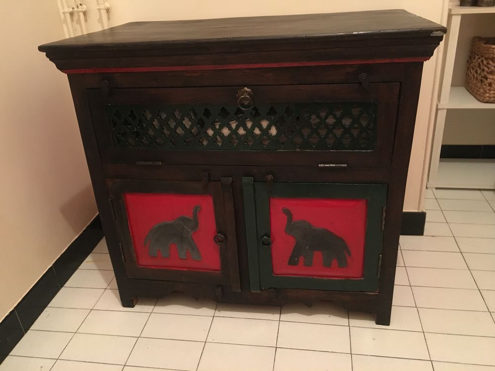 Petit buffet laqu&eacute; rouge. Meubles