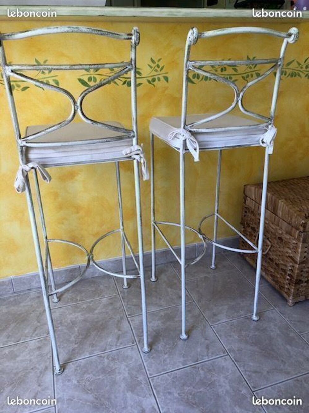 2 tabourets avec coussins d&eacute;houssables en fer forg&eacute;
Meubles