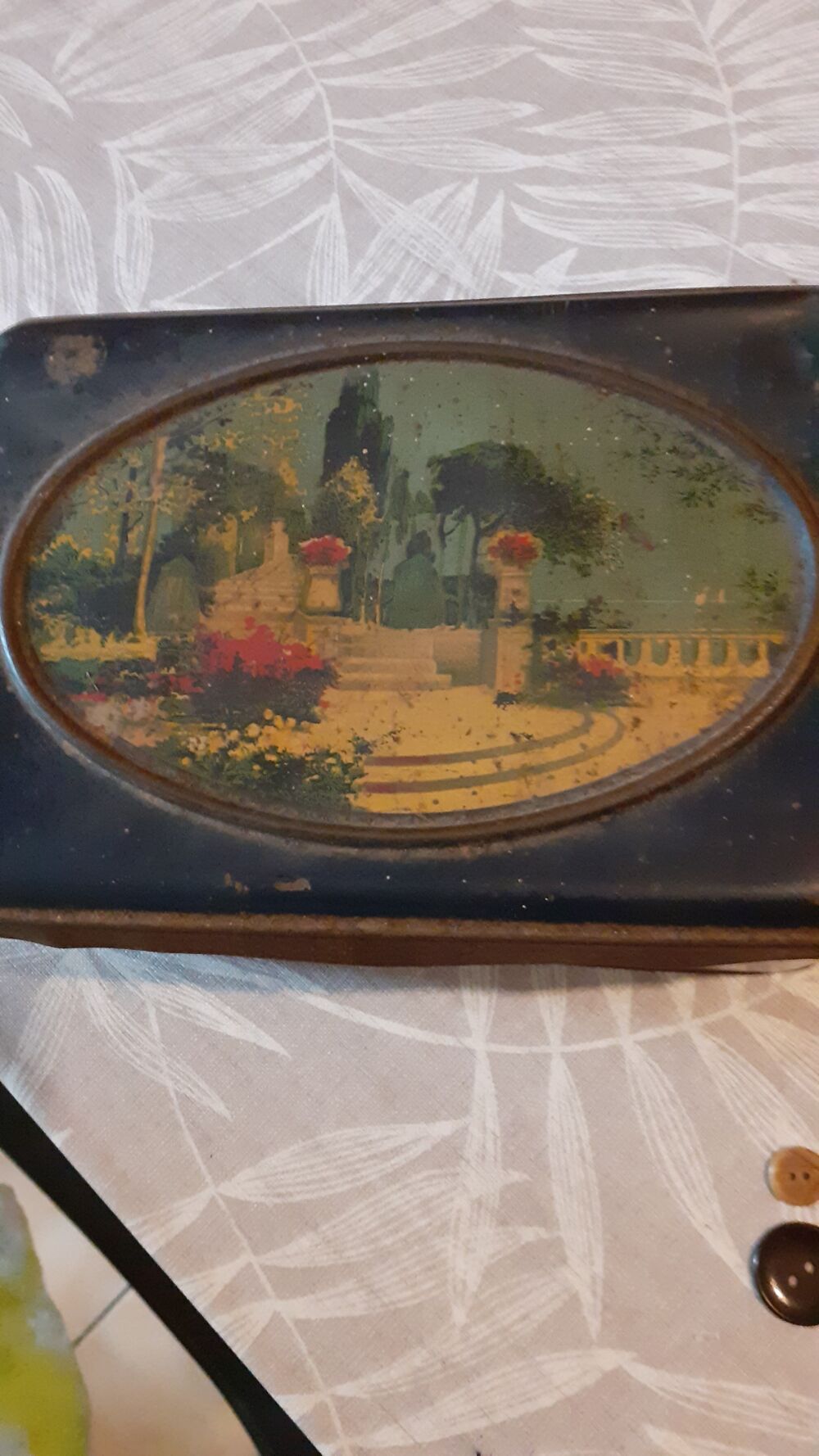 Bo&icirc;te en m&eacute;tal avec boutons vintage 