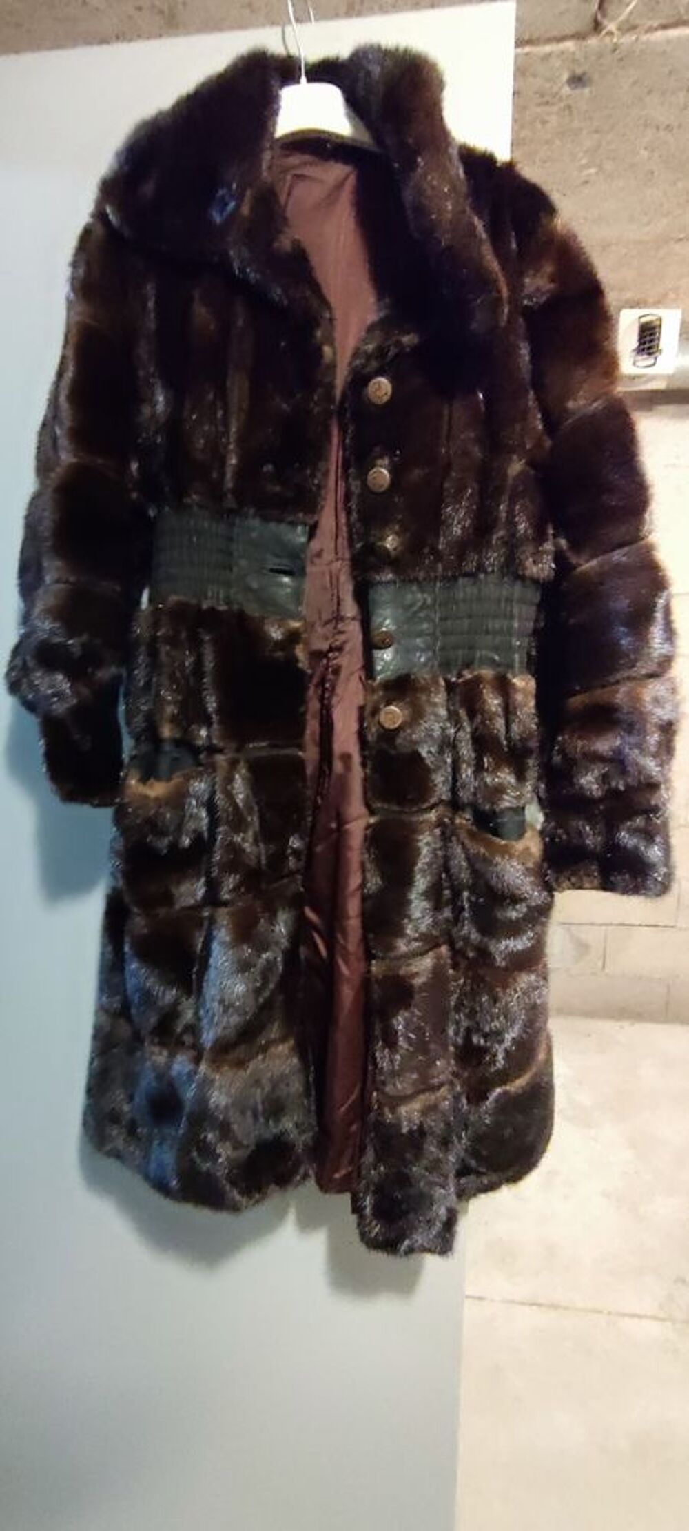 Manteau vison ceintur&eacute; cuir. T38
Vêtements