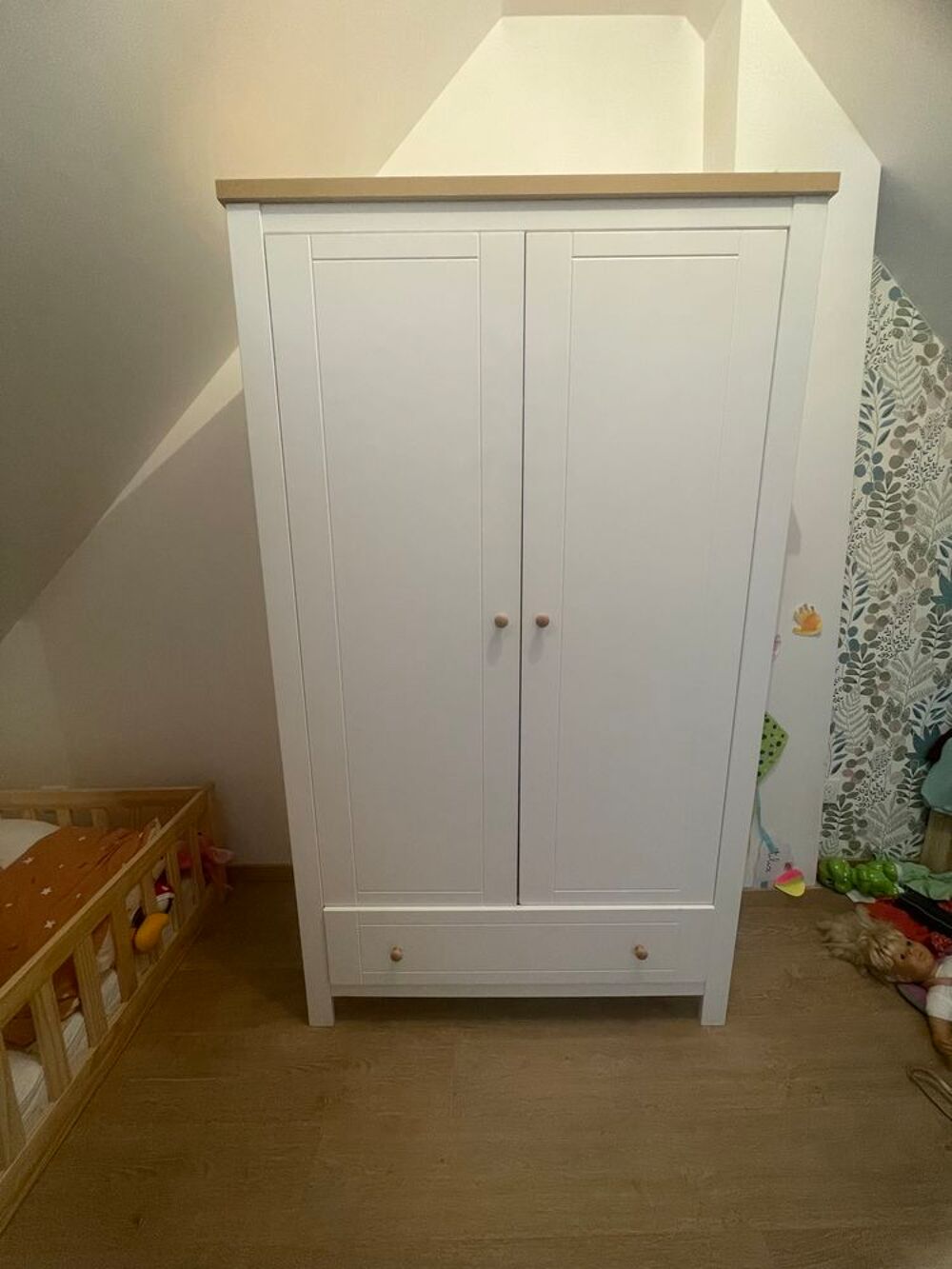 Lit &agrave; barreaux et armoire b&eacute;b&eacute; Puériculture