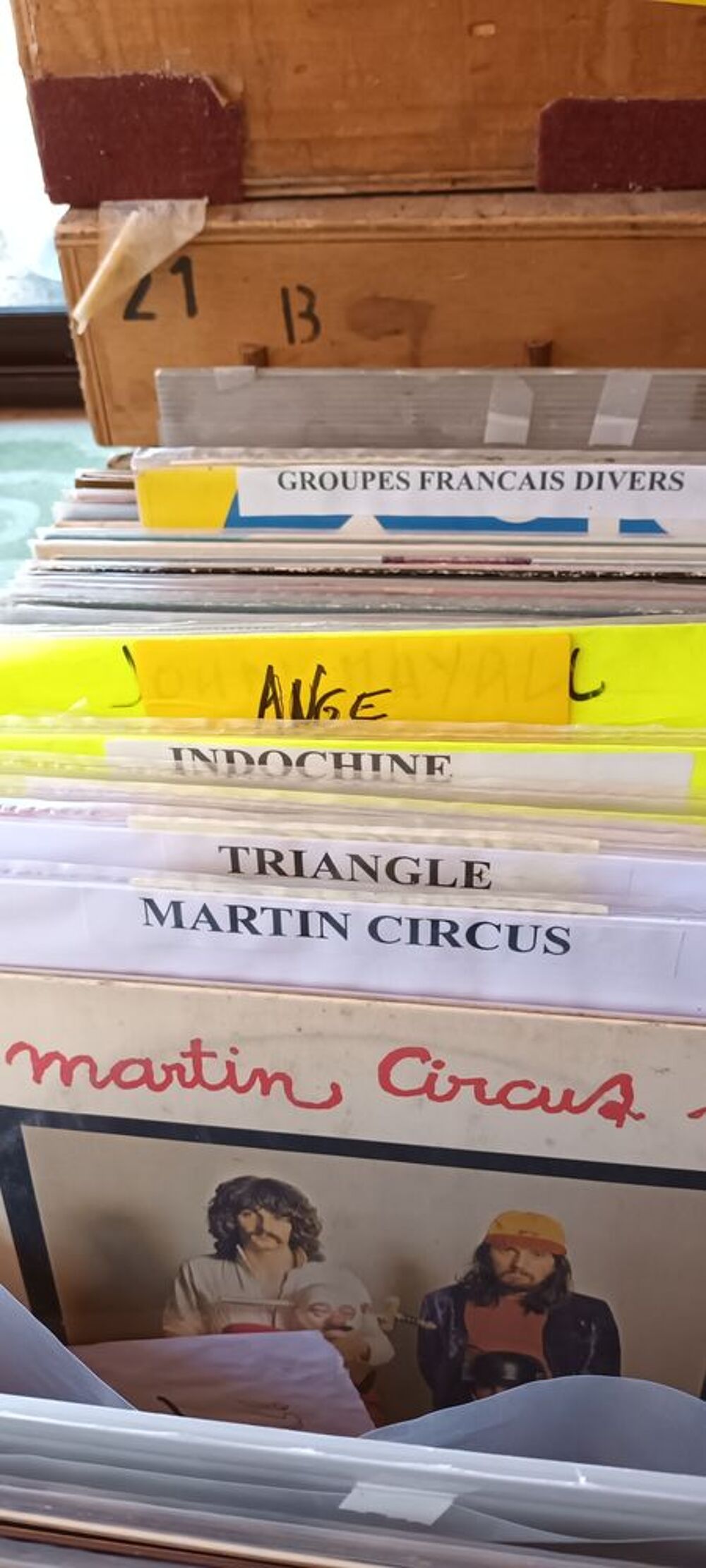 - de nombreux disques 45t 33t tous styles t CD et vinyles