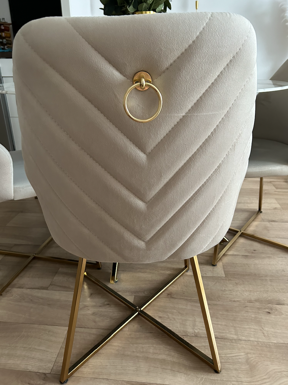 Table marbre avec chaises beiges or Meubles