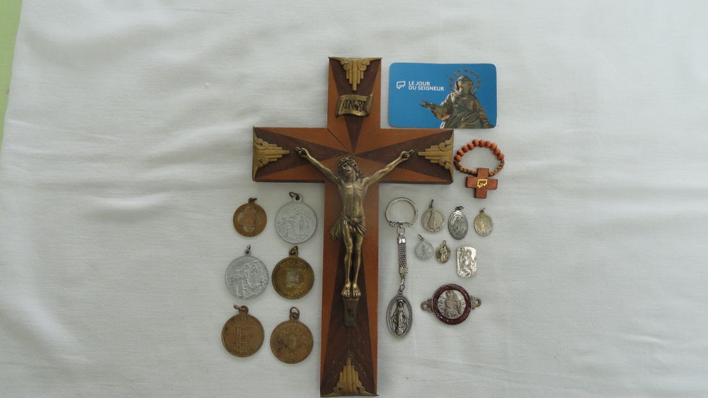 Crucifix , porte cl&eacute; , m&eacute;daillons , &eacute;cussons , St Christophe Décoration