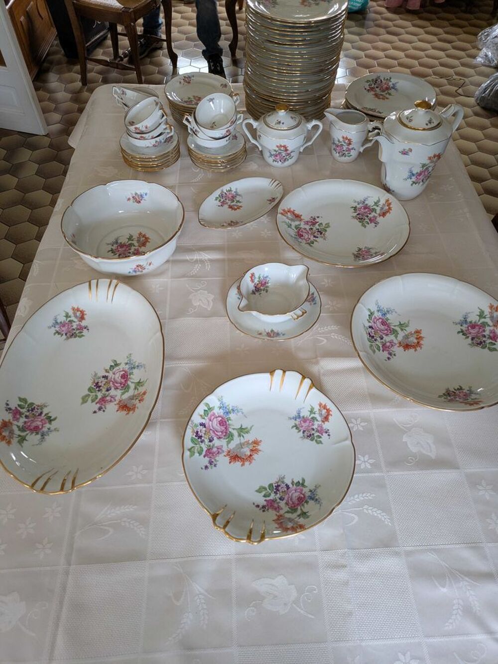 Service de table complet en porcelaine de France Décoration