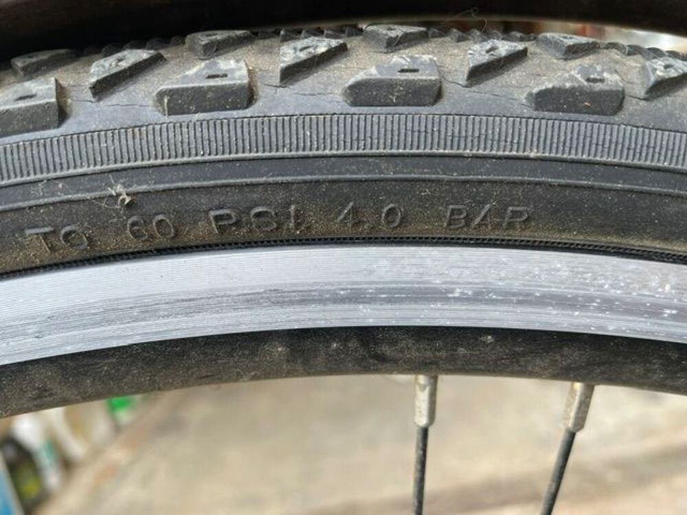 V&eacute;lo de ville noir avec suspension avant Vélos