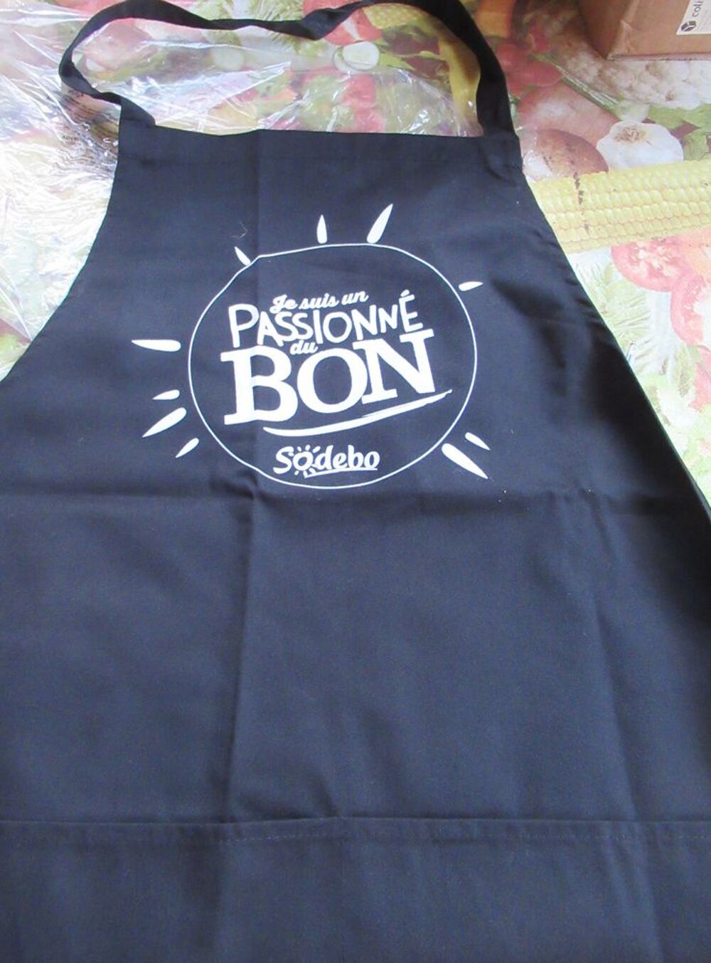 ensemble SODEBO Tablier &amp; planche &agrave; d&eacute;couper Cuisine