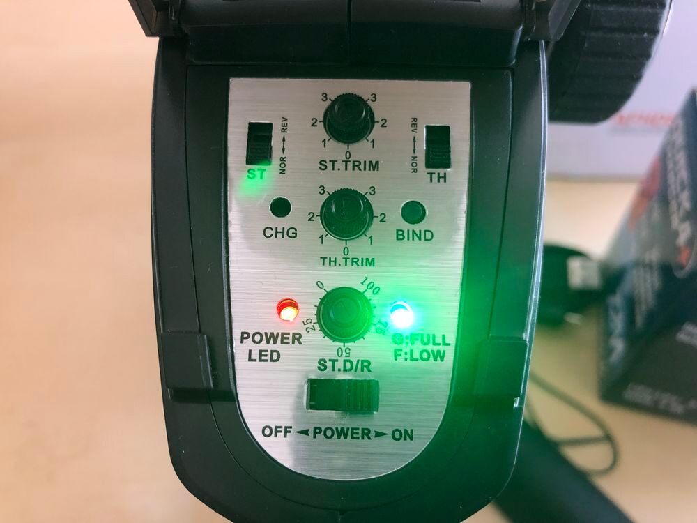 Manette + chargeur batterie pour v&eacute;hicule RC Jeux / jouets