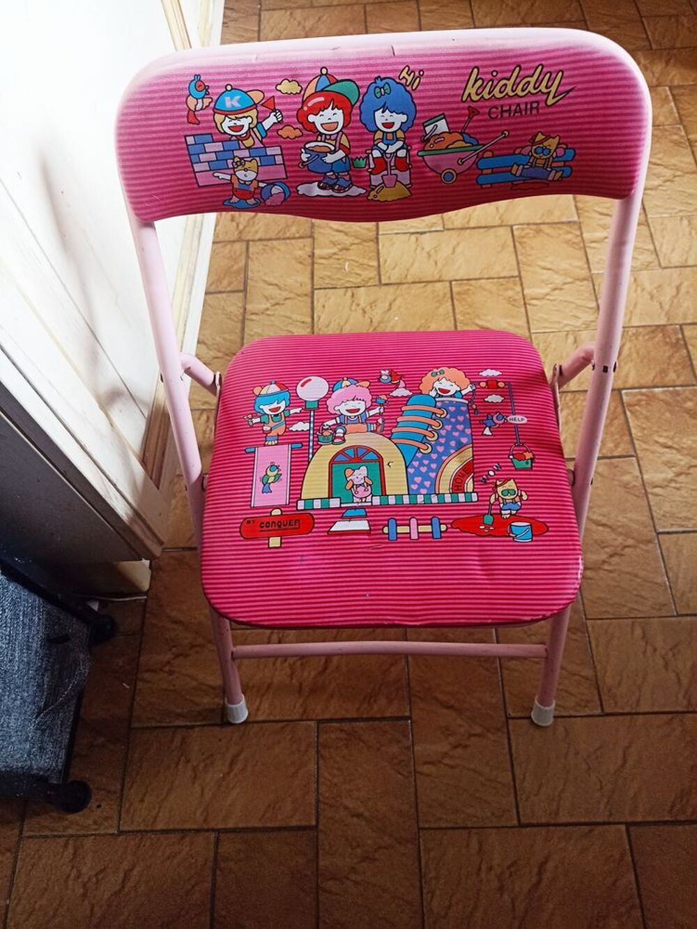 Petite chaise rose enfant. Mobilier enfants