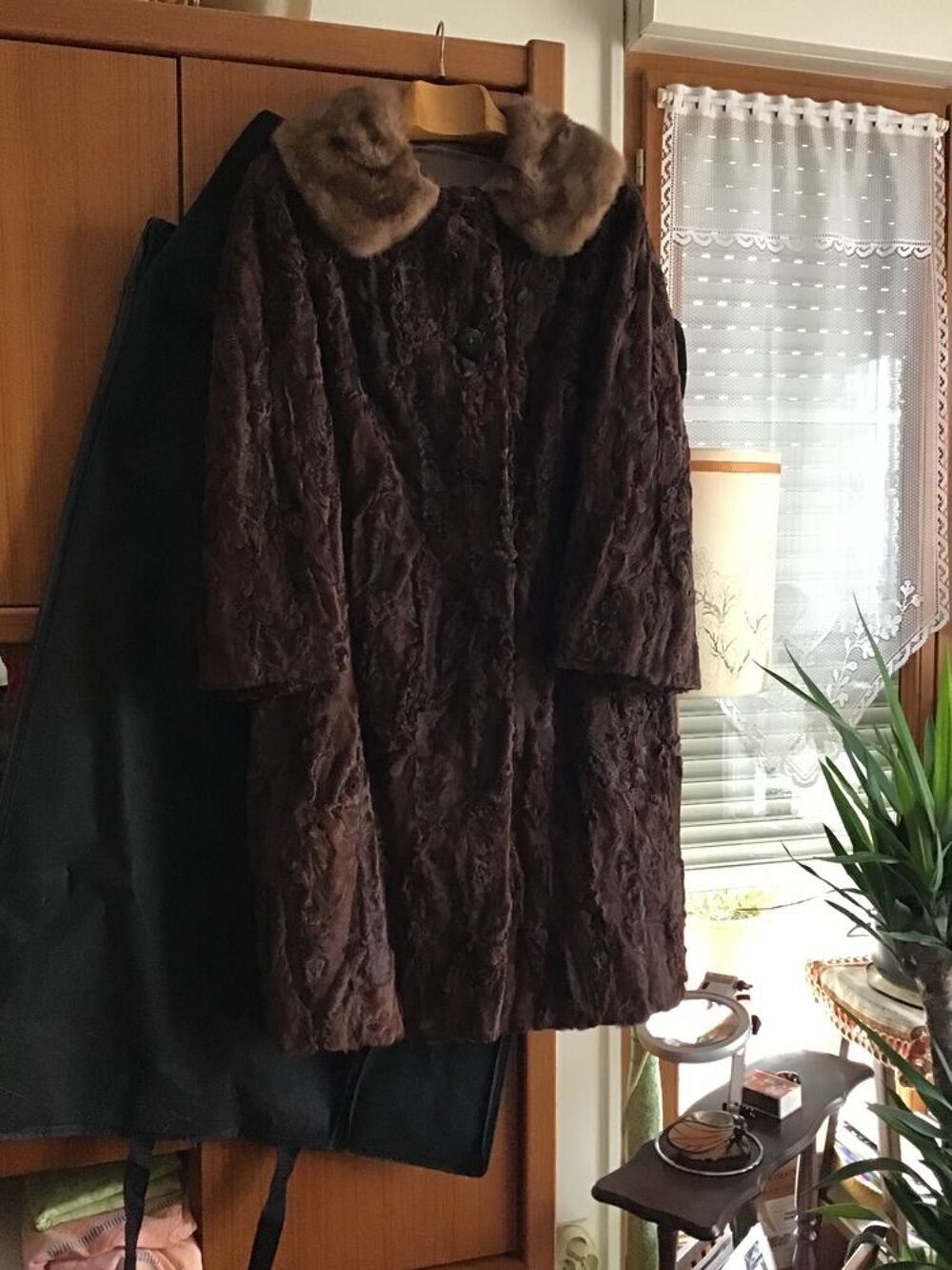  Manteau d'astrakan, col vison, neuf, taille 46. Vêtements
