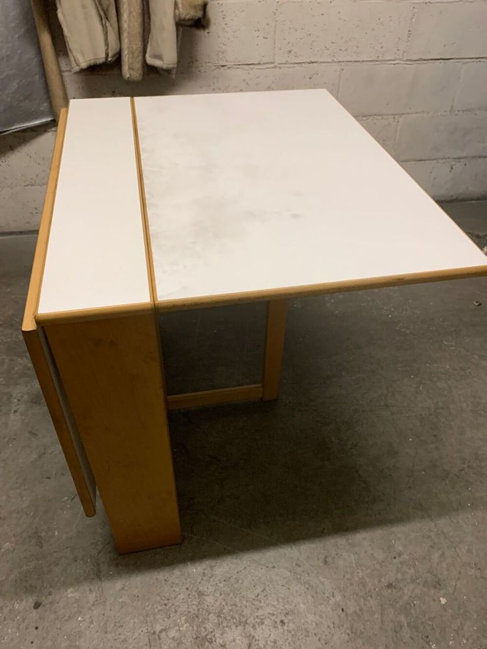 Table rectangulaire plateau blanc et pieds bois pliable Meubles