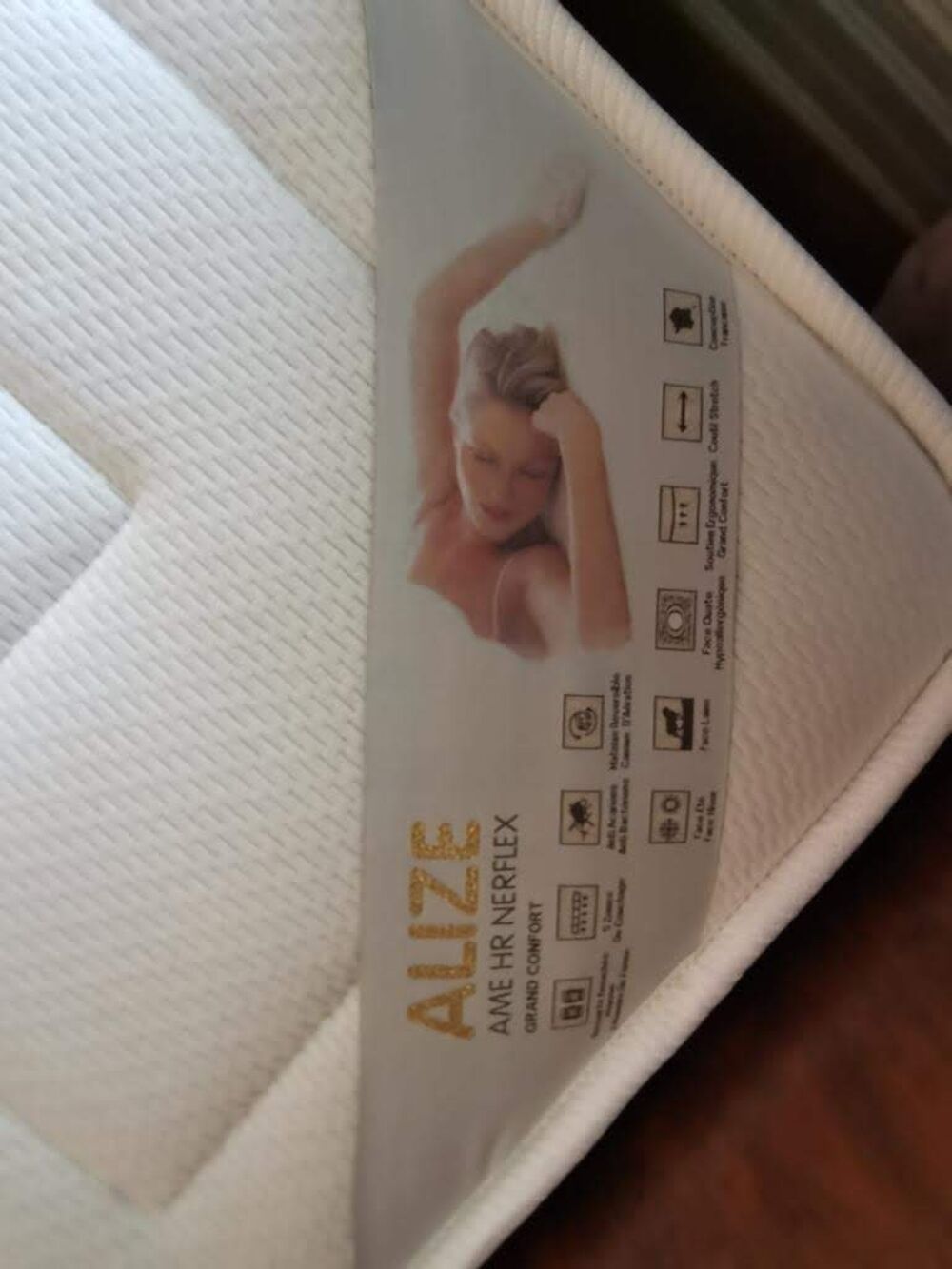 Lits jumeaux, leurs tables de nuit et leurs matelas neufs Meubles