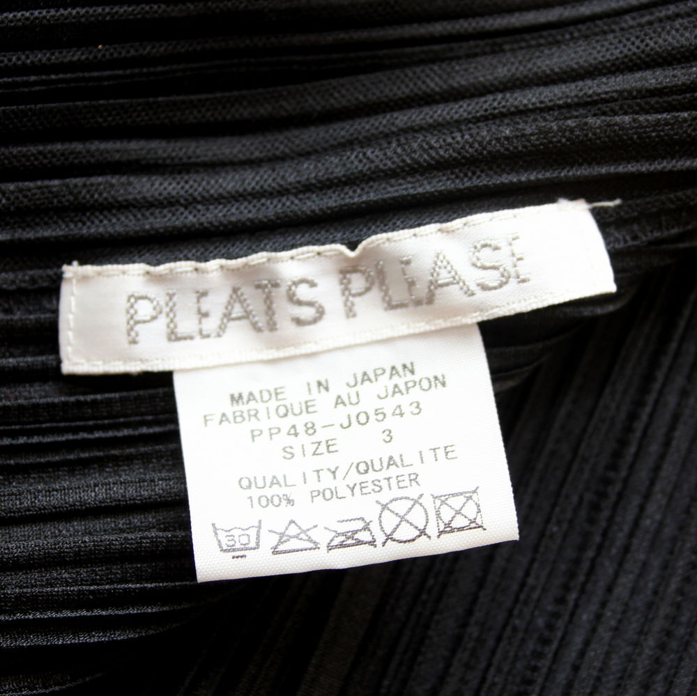 Top noir double pans ISSEY MIYAKE - PLEATS PLEASE 
T.3 Vêtements