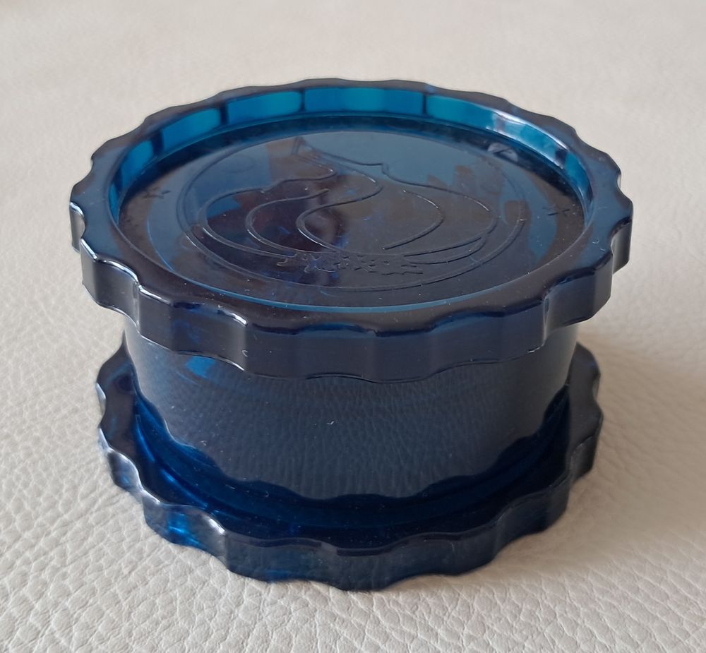 presse ail en acrylique marque garlic chef 
couleur bleu Cuisine