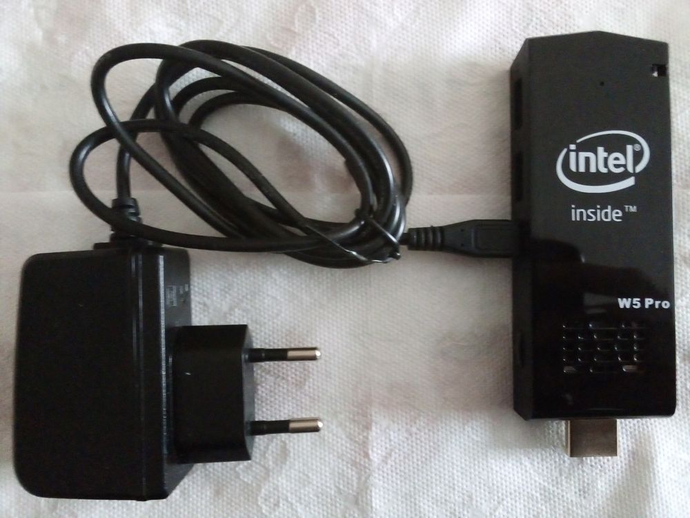 Pc et son clavier azerty Bluetooth miniature. Matériel informatique