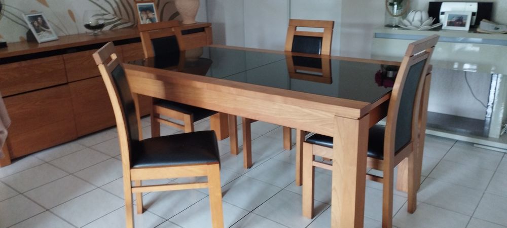 Table et 4 chaises Meubles