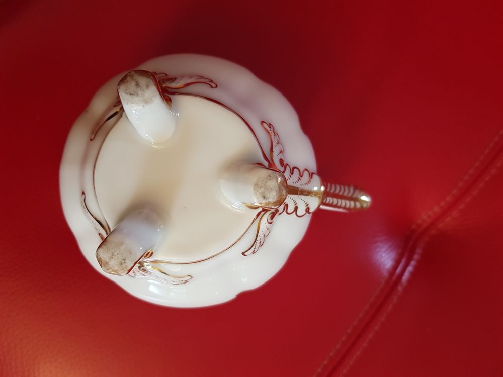 Pichet ancien en porcelaine blanche avec d&eacute;cors dor&eacute;s &agrave; l'or fin (fin 19&egrave;me si&egrave;cle) Décoration