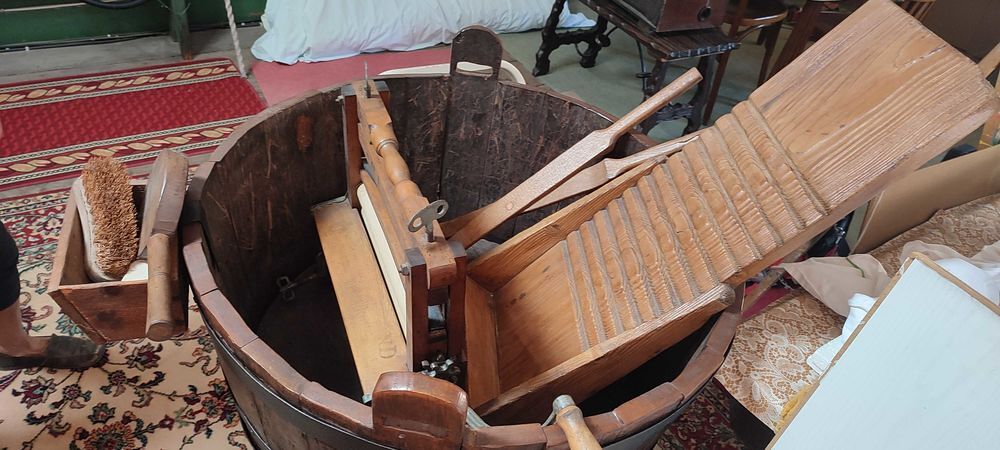 Cuvier ancien en bois et son ensemble de buanderie complet 