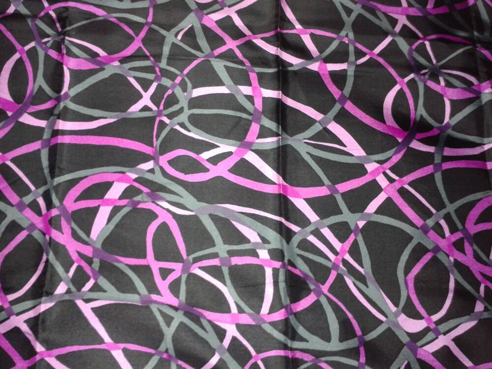 Tissu satin ancien noir arabesques fushia Décoration