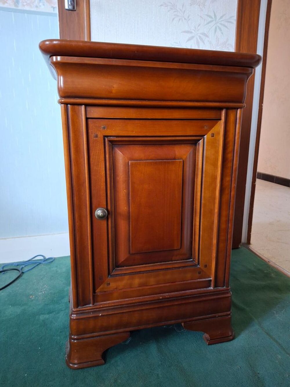 Armoire et sa table de chevet en merisier massif Meubles