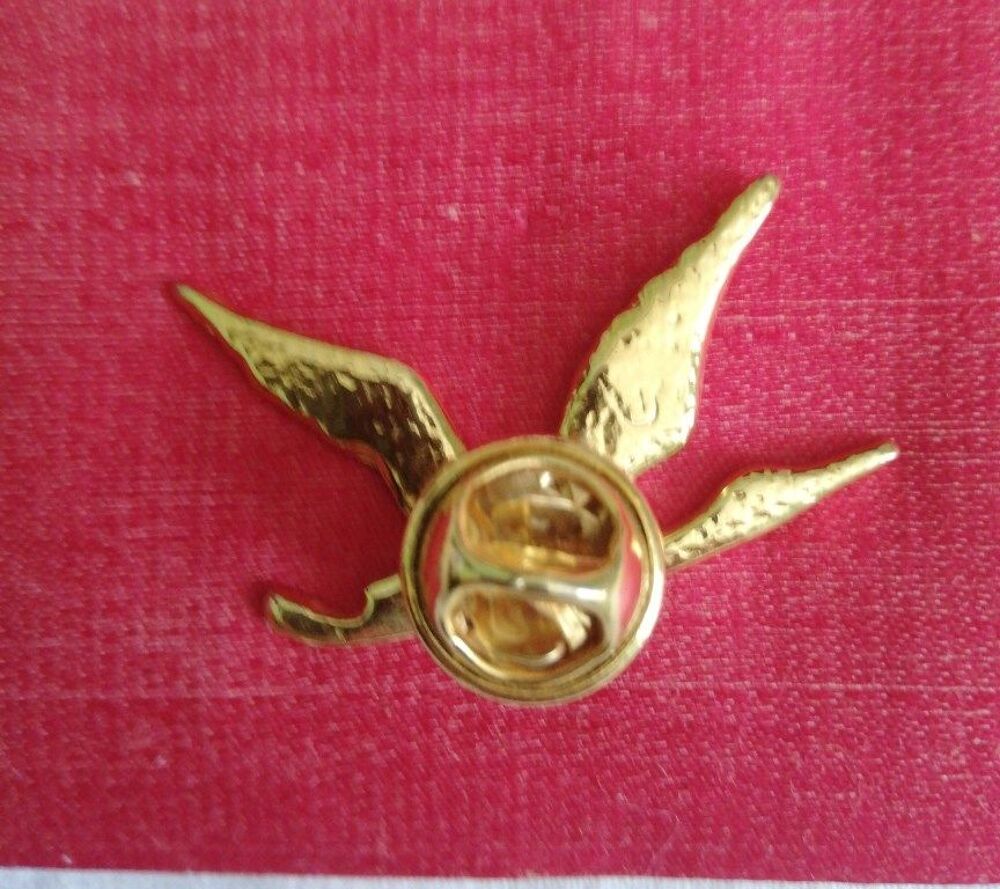 Broche/Pin's animali&egrave;re CIGOGNE couleur or strass Bijoux et montres