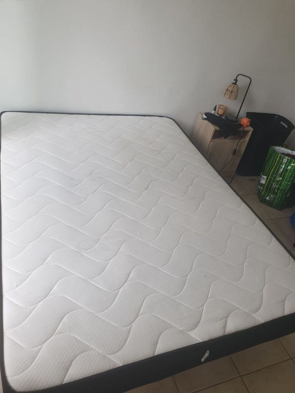 Lit complet (sommier, matelas, pieds) Meubles
