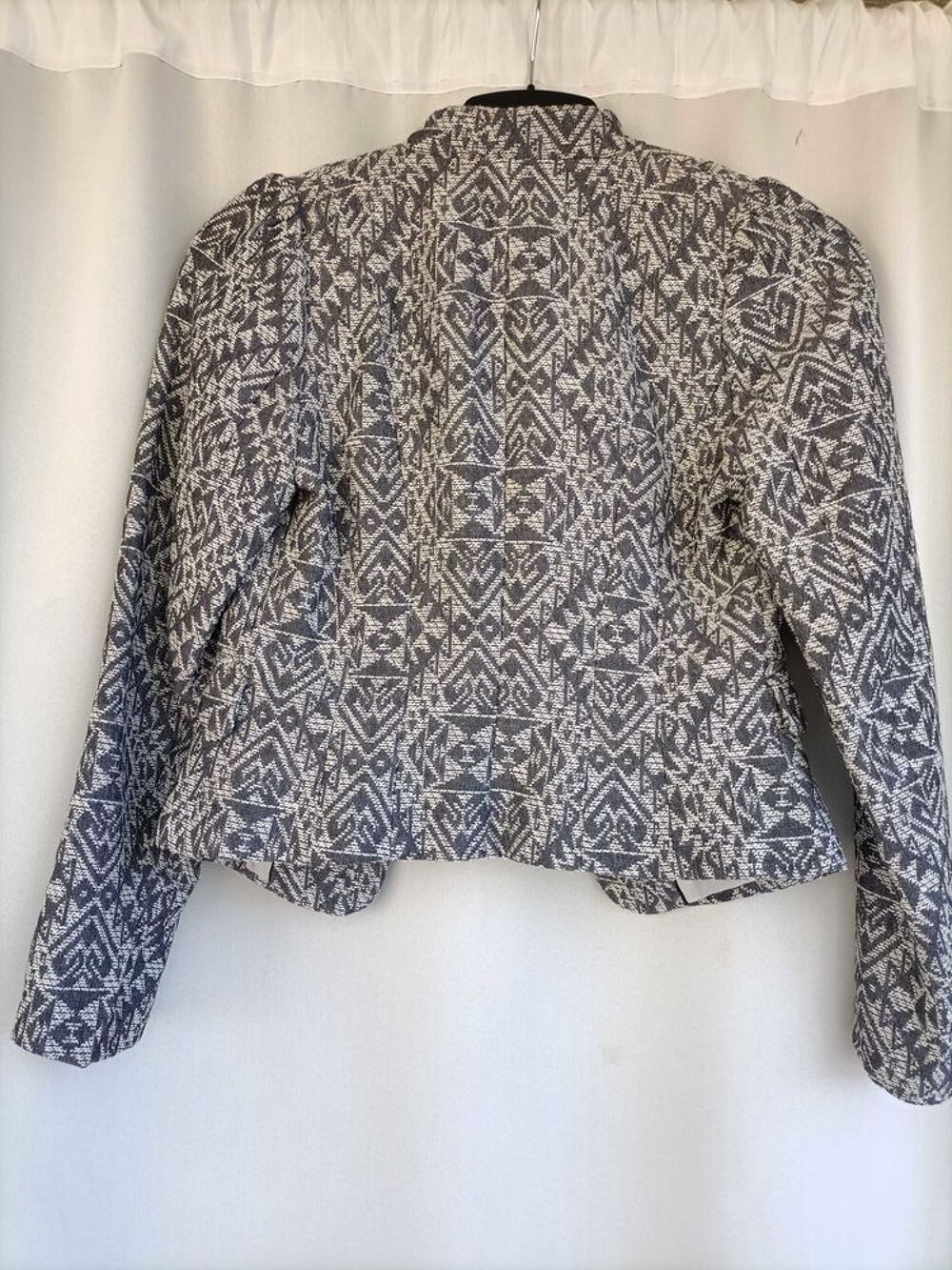 Veste chic cintr&eacute;e femme motif ethnique, neuve jamais port&eacute;e Vêtements