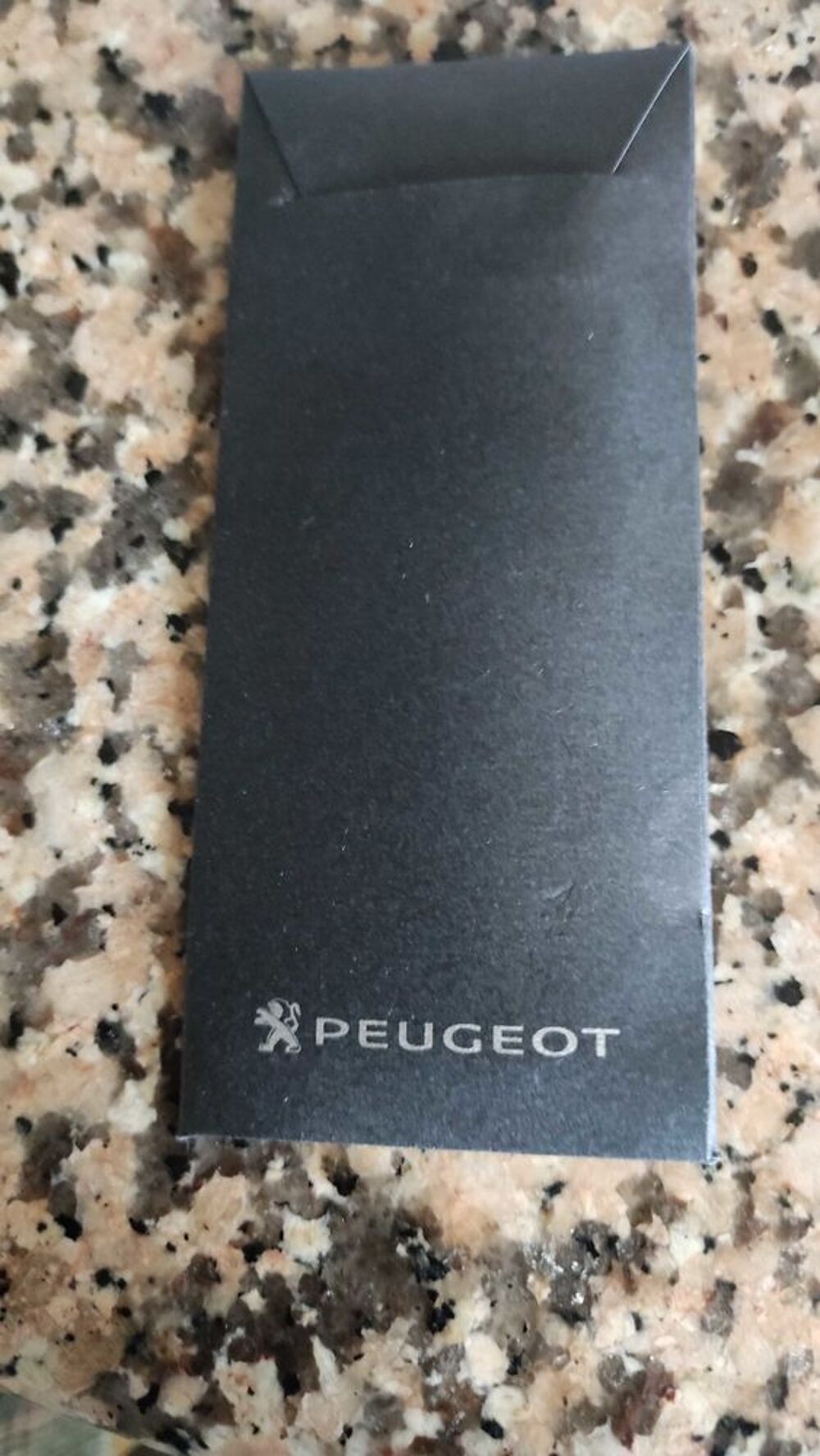 Porte-cl&eacute;s m&eacute;tal argent&eacute;. logo 5008 Peugeot. 