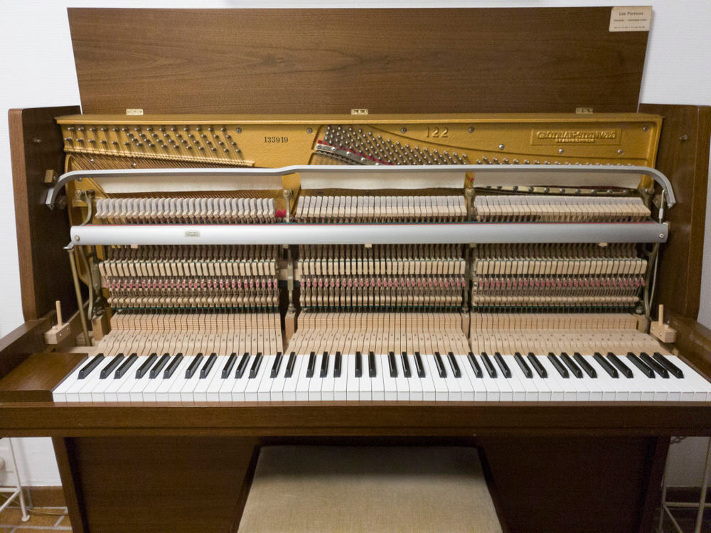 Piano droit noyer satine GROTRIAN-STEINWEG mod&egrave;le 122M Instruments de musique