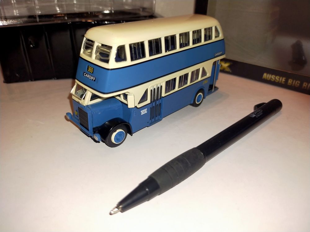 Bus miniature bleu &agrave; imp&eacute;riale 1/76
Jeux / jouets
