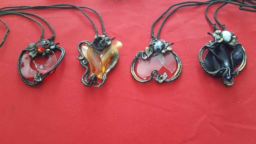  Quatre pendentifs fabrication artisanale mod&egrave;le unique Bijoux et montres