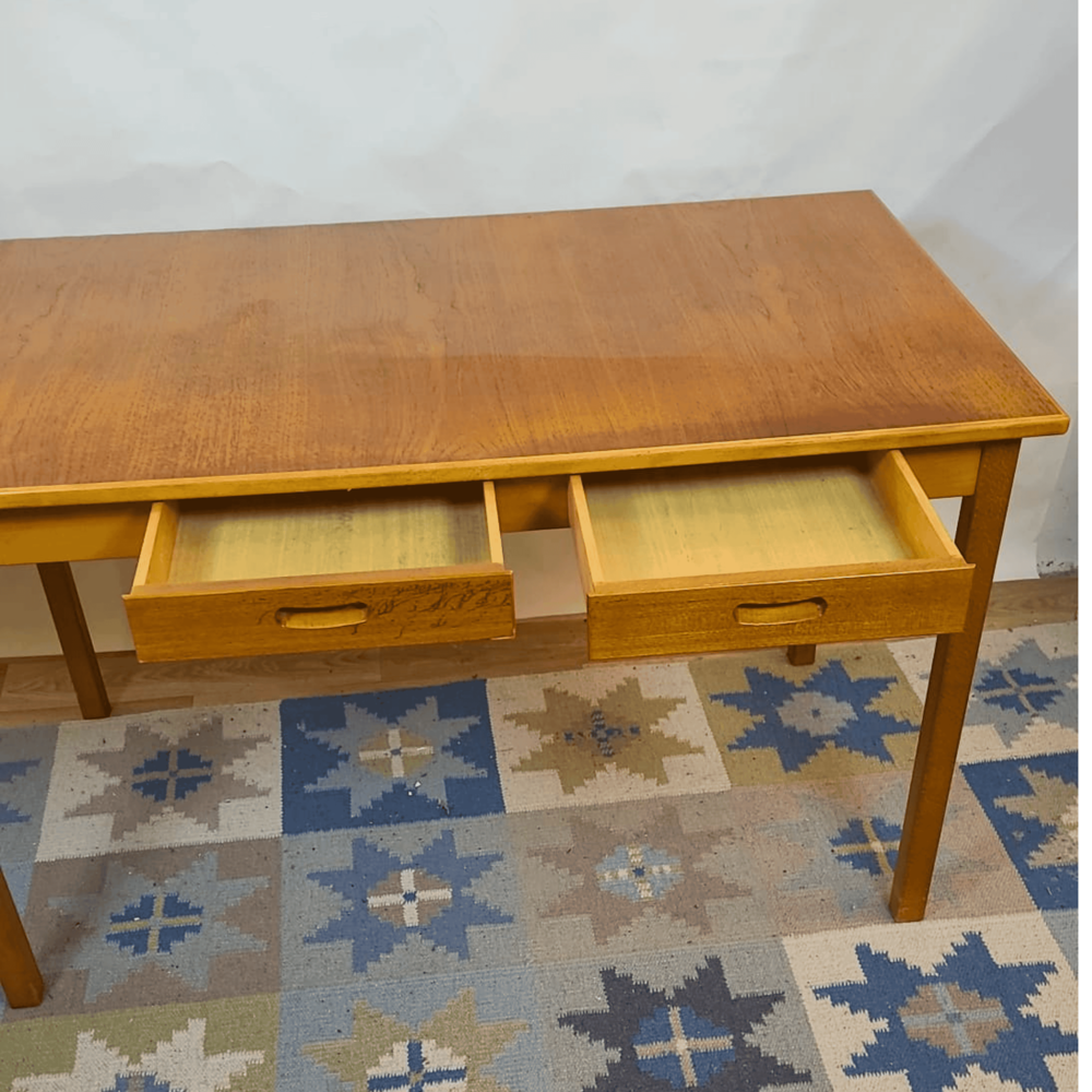 Table &agrave; manger scandinave avec rallonge estampill&eacute;e Garnas Meubles