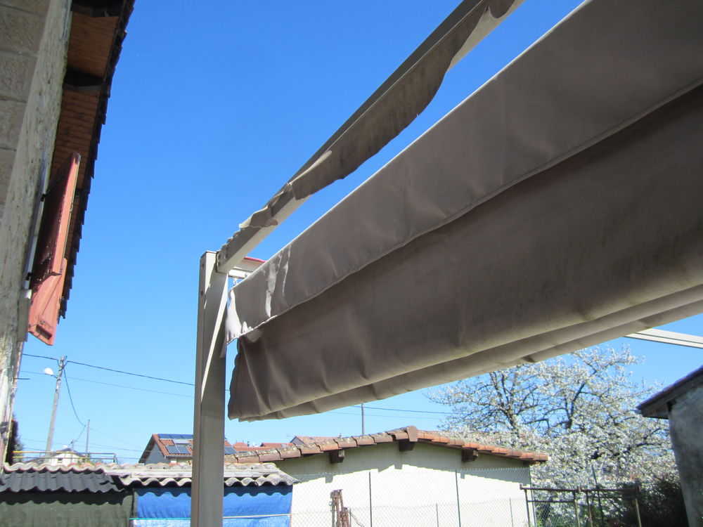 Armature m&eacute;tallique d 'une pergola -2.5*2.5m- b&acirc;che abim&eacute;e
Jardin