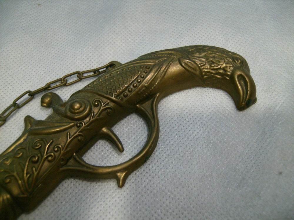 Porte clef en m&eacute;tal en forme de pistolet Décoration