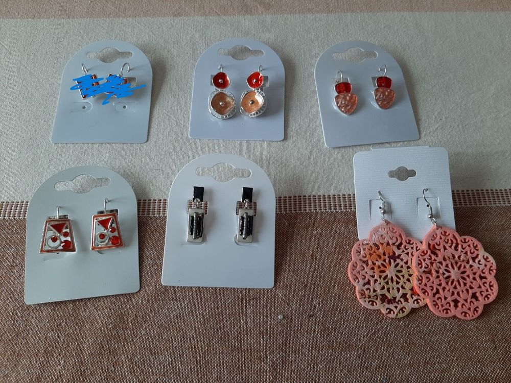 18 boucles d'oreilles fantaisie Bijoux et montres