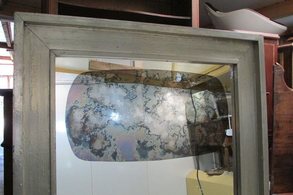 Miroir en &eacute;tain, avec motif grav&eacute; &agrave; l'acide. Décoration