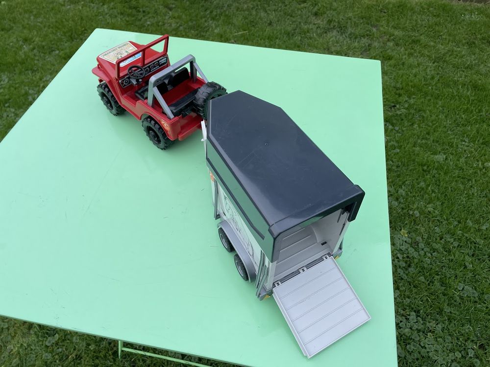 Jeep avec une remorque &agrave; chevaux (Van) Bruder Jeux / jouets