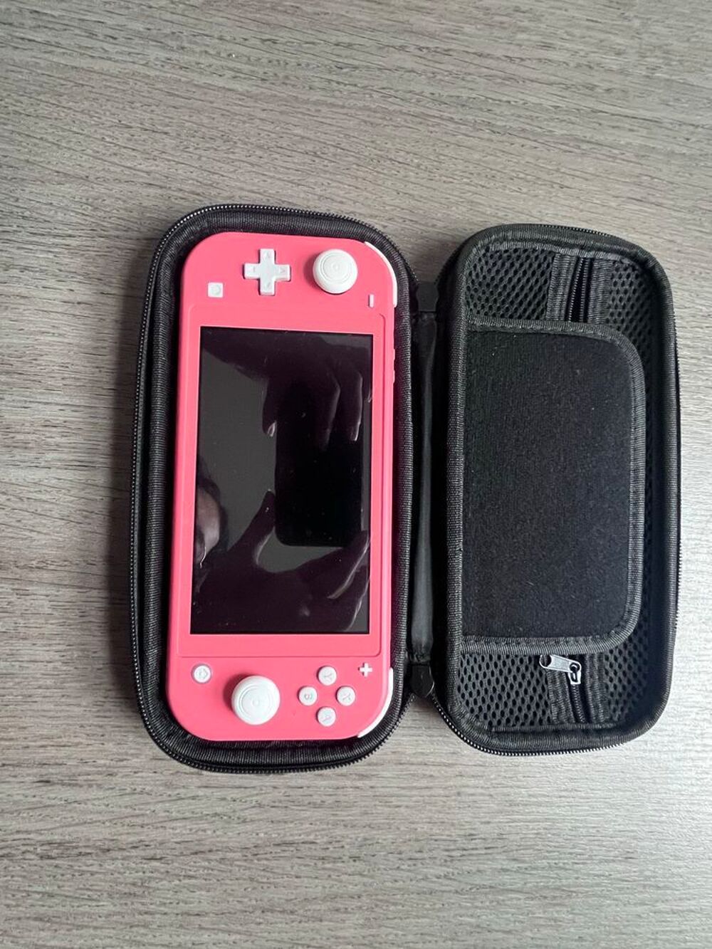 Nintendo Switch Lite �" Tr&egrave;s bon &eacute;tat + Etui + Chargeur + 3 jeux d&eacute;mat&eacute;rialis&eacute;s Consoles et jeux vid�os