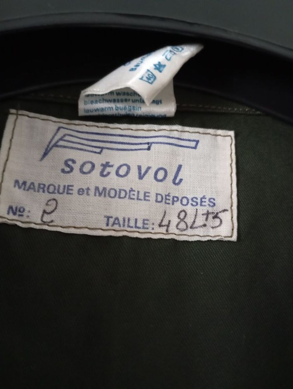 Deux combinaisons de pilote d'h&eacute;licopt&egrave;re Vtements