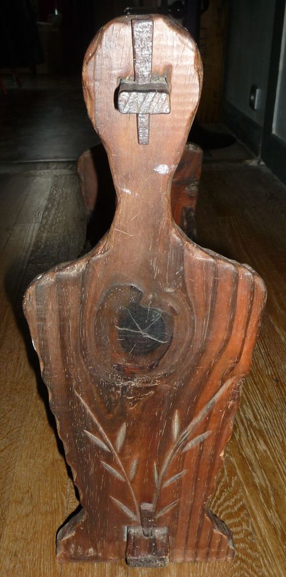 Porte revue en bois massif avec motifs sculptes Décoration