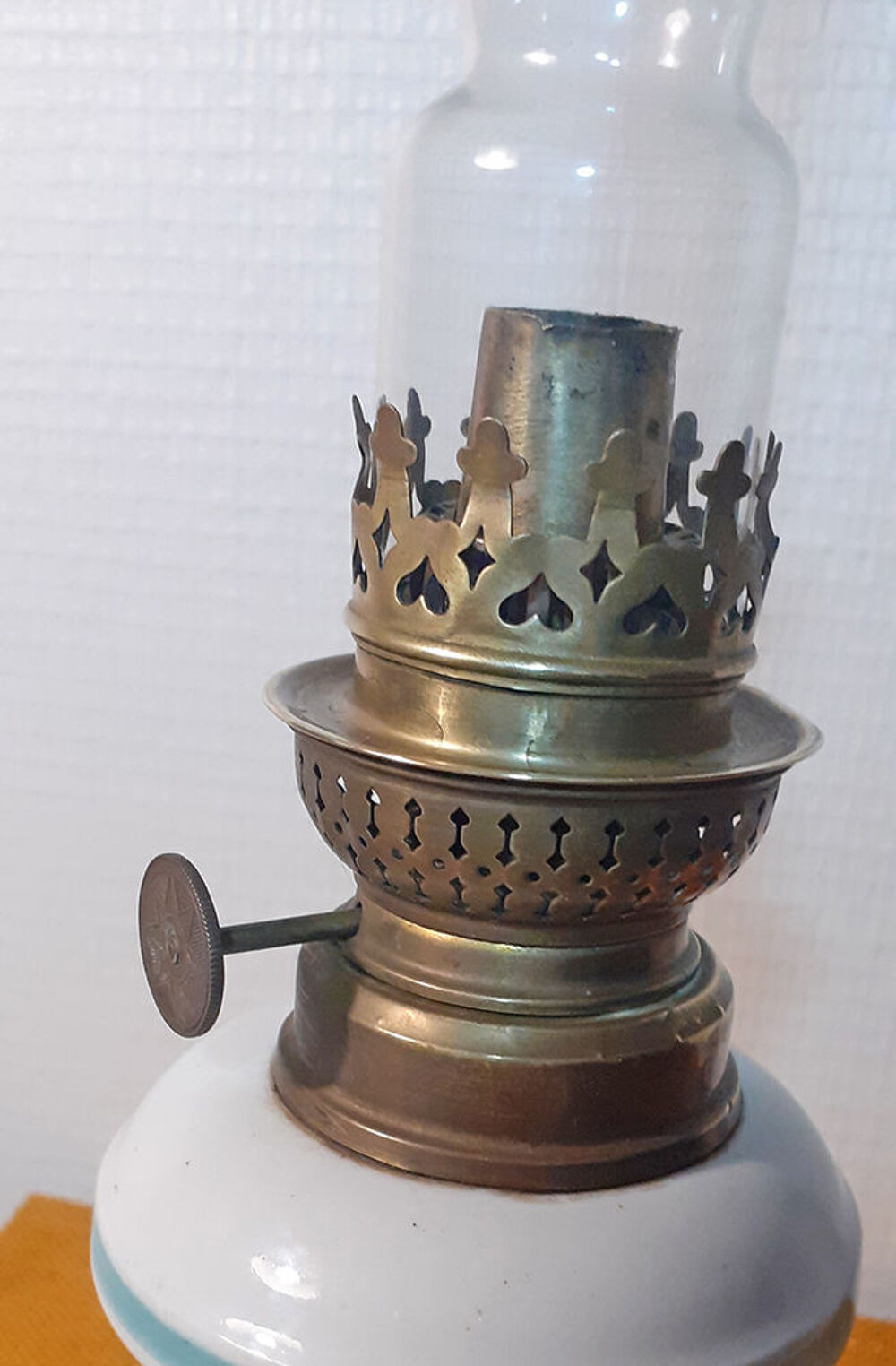 Lampe &agrave; huile, fa&iuml;ence peinte, tr&egrave;s bon &eacute;tat D�coration