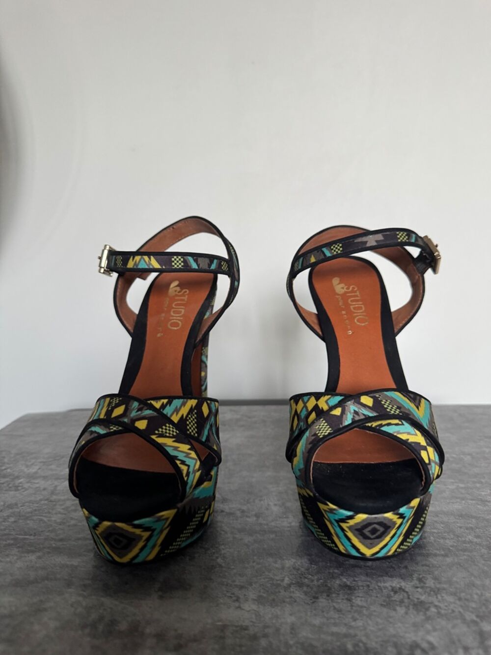 Sandales compens&eacute;es motif g&eacute;om&eacute;trique Chaussures