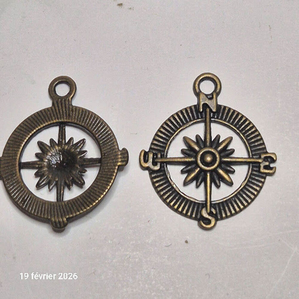 Lot de 15 roses des vent, breloques, en m&eacute;tal jaune, bronze Bijoux et montres