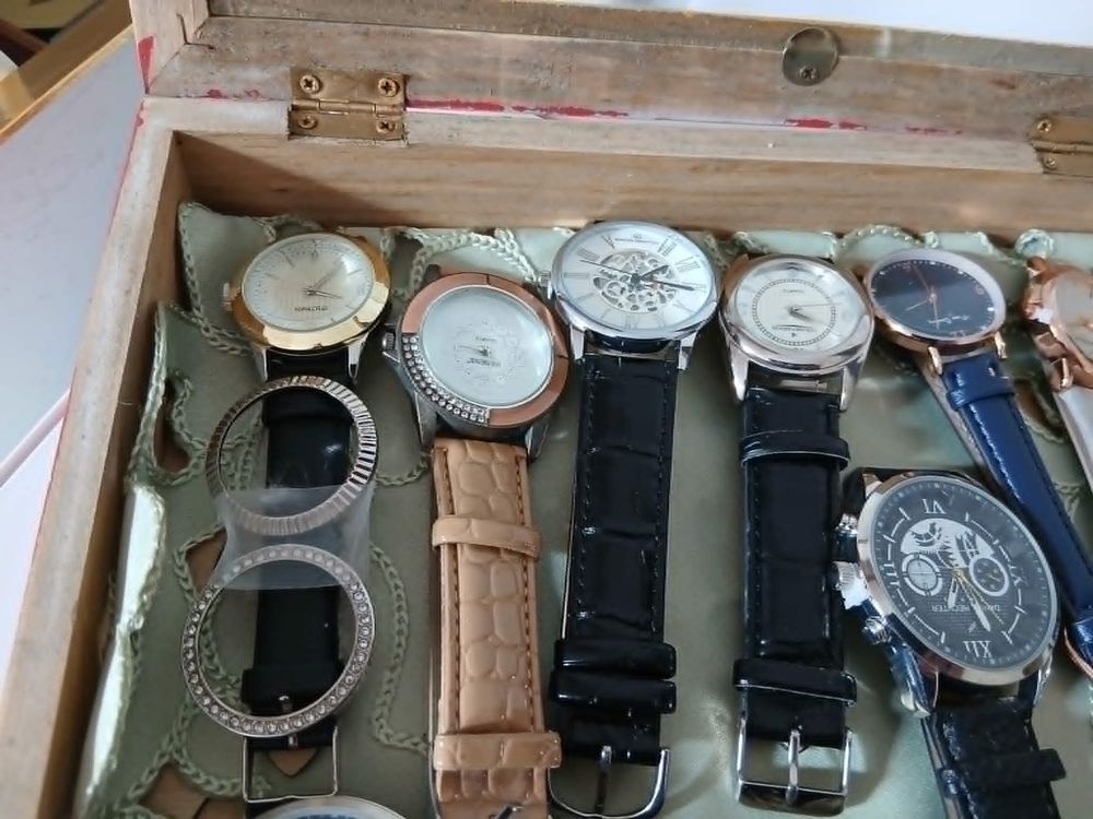  Dix montres valeur+ coffret bois vitr&eacute; de valeur N&deg;1347 Bijoux et montres
