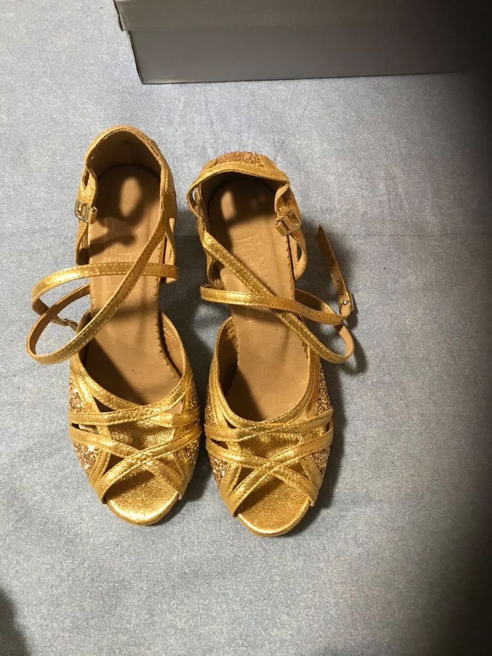 Chaussures sp&eacute;ciales tango neuves dor&eacute; . Chaussures