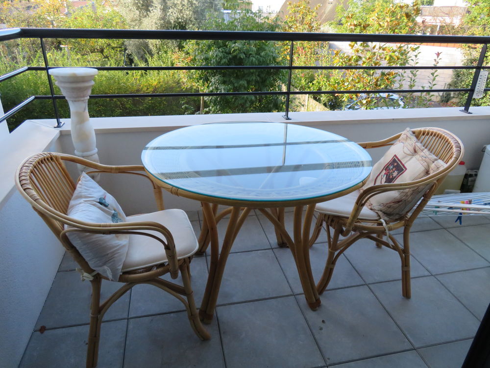 TABLE ROTIN Meubles