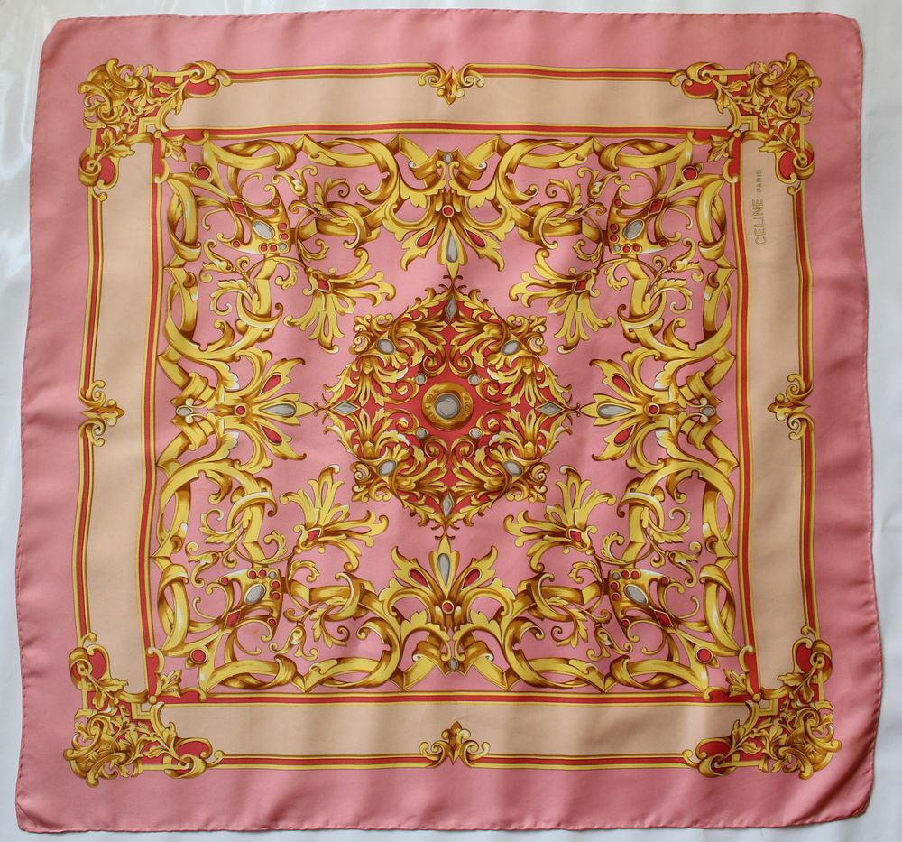 Foulard carr&eacute; de soie rose et or CELINE Vêtements