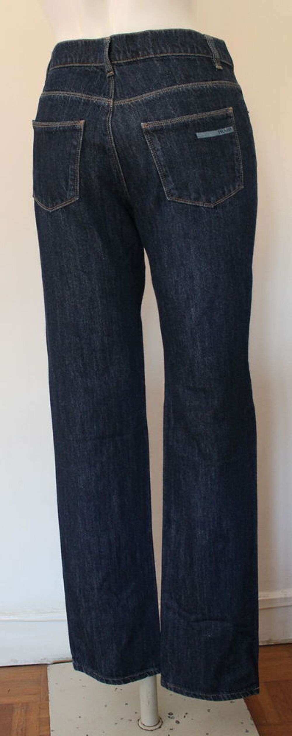 Pantalon jeans brut PRADA 
T.26 soit 36/38 Fr Vtements