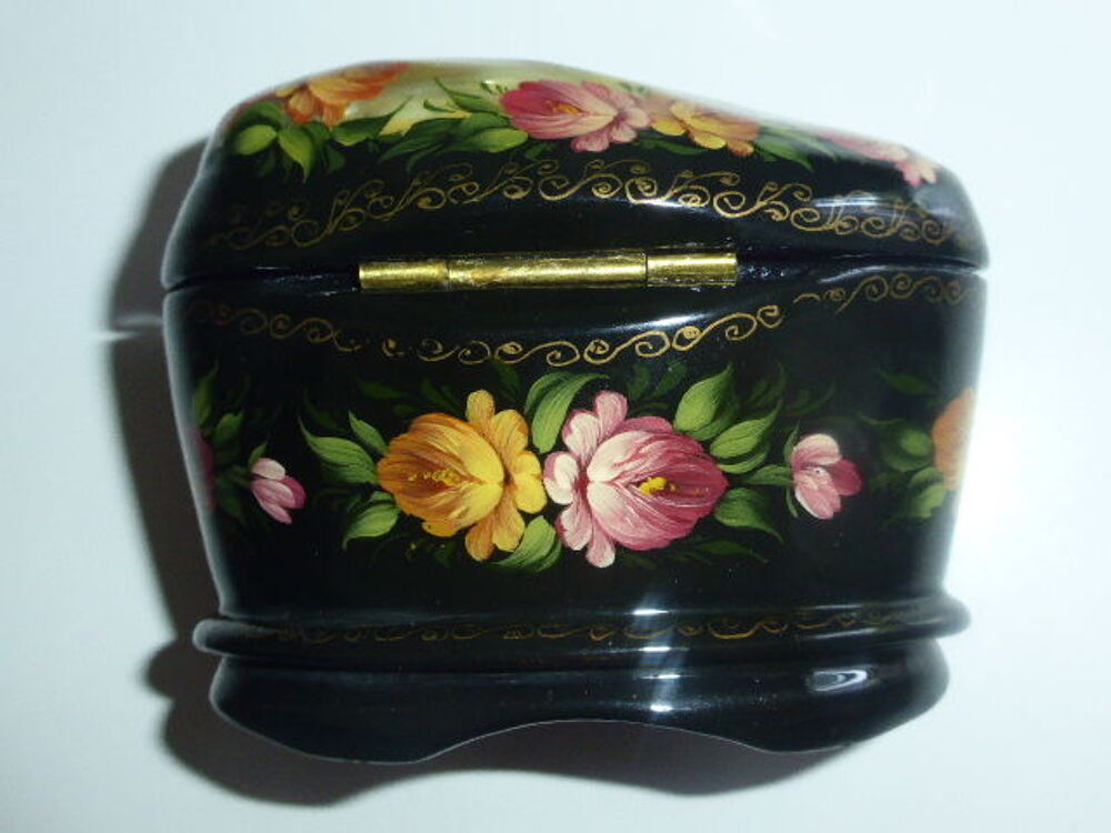 Petite boite russe laqu&eacute;e d&eacute;cor floral sign&eacute;e 