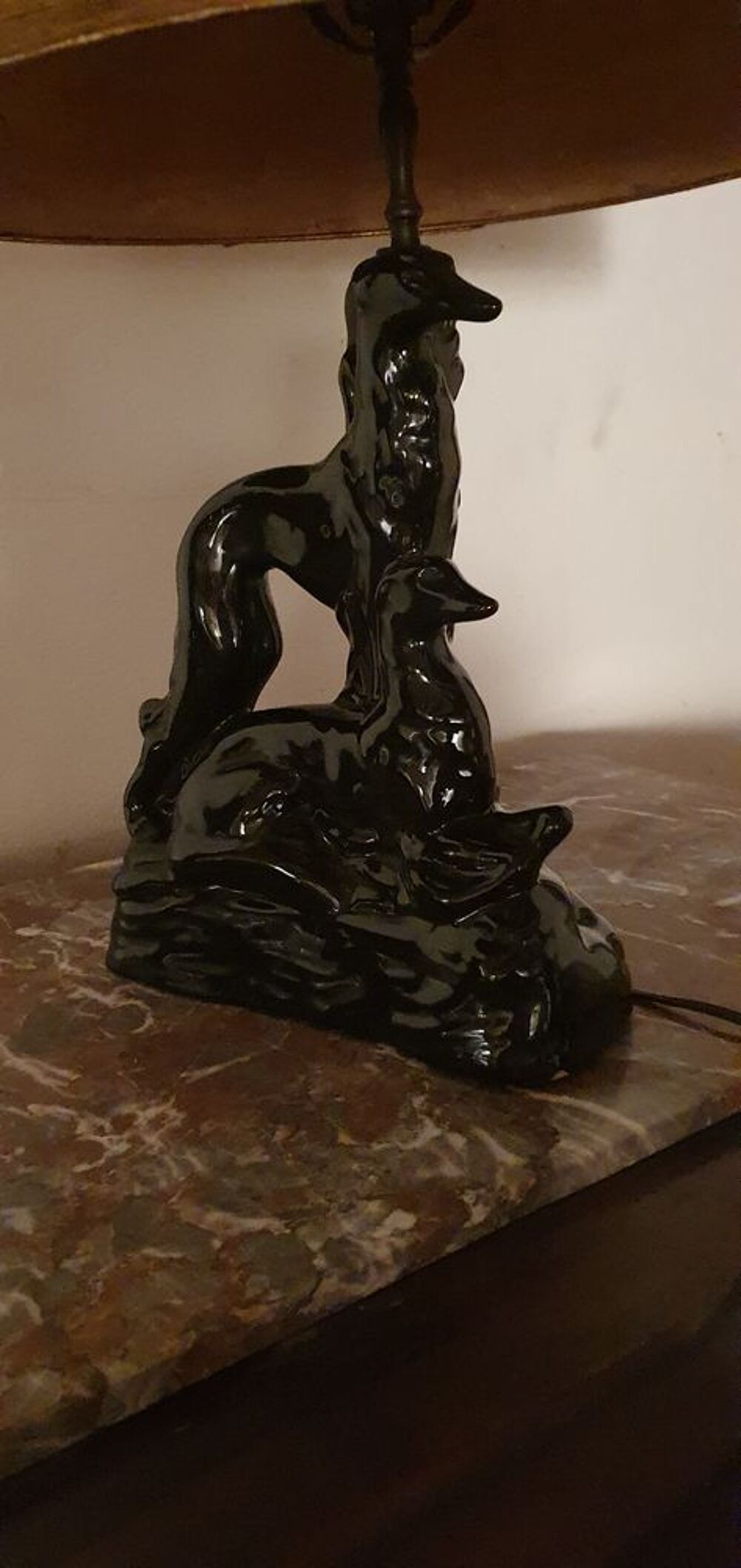 Lampe Art D&eacute;co L&eacute;vriers Pied sculpt&eacute; abat-jour dor&eacute; Décoration